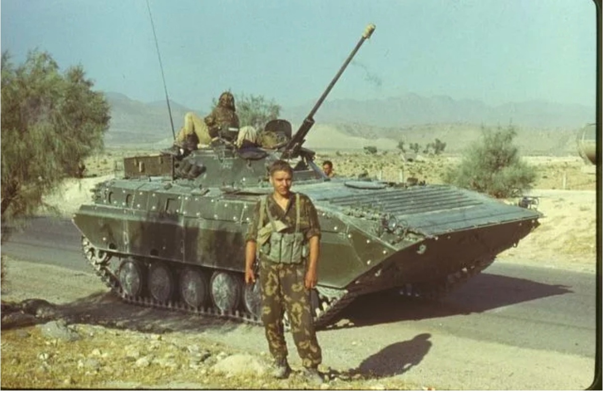 БМП-2 с прикрепленными листами брони