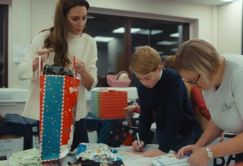 Принц Джордж и Шарлотта сделали пожертвование в Беби-банк, который посетили в прошлом году