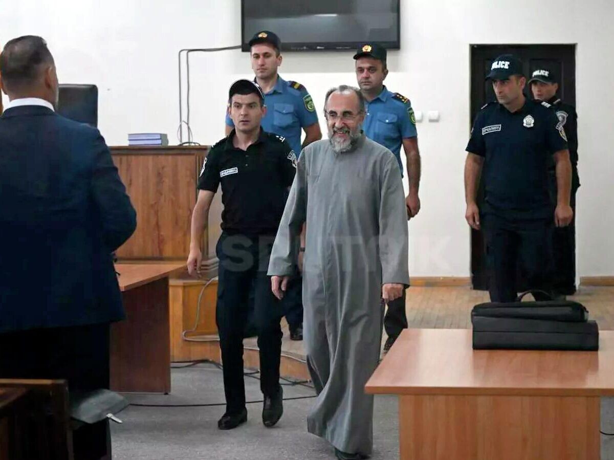    Архиепископ Микаэл Аджапахян в зале суда в Ереване | © Sputnik