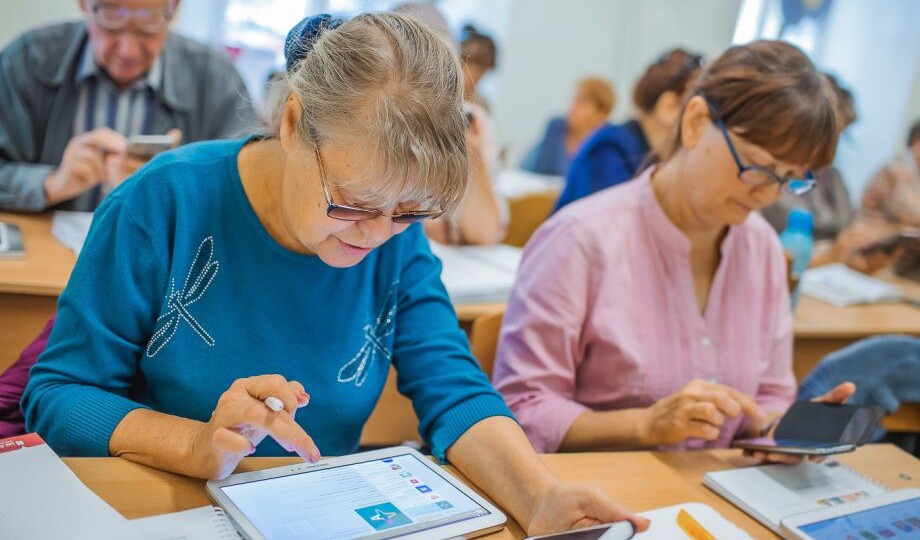 Что положено пенсионерам, у которых стаж до 2015 года: выплаты и льготы