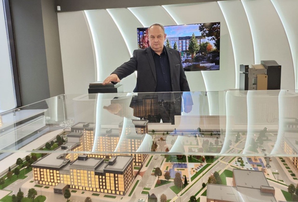    Руслан Теряев показал будущую жилую застройку в центре Буденовского района Донецка Роман ПОБЕРЕЖНЮК