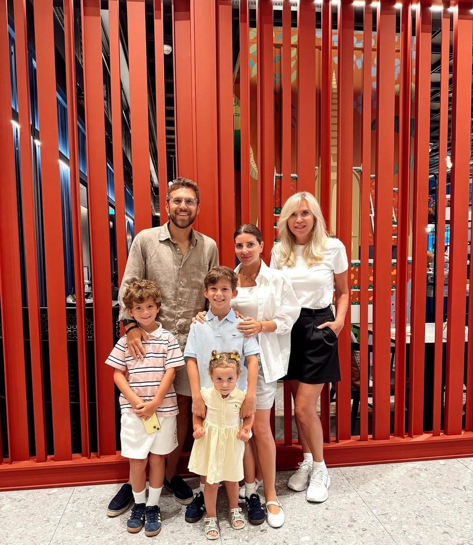    Галина Юдашкина с мужем Петром, мамой Мариной и детьми. Фото: соцсети.