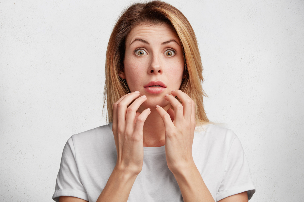 Если кисетные морщины фиксируются в покое и не реагируют на уход, консультация врача — логичный шаг для подбора деликатной и безопасной коррекци