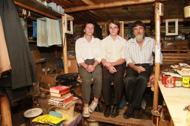    Наумкины в своей землянке. Фото: АиФ/ Виктор Крутов.