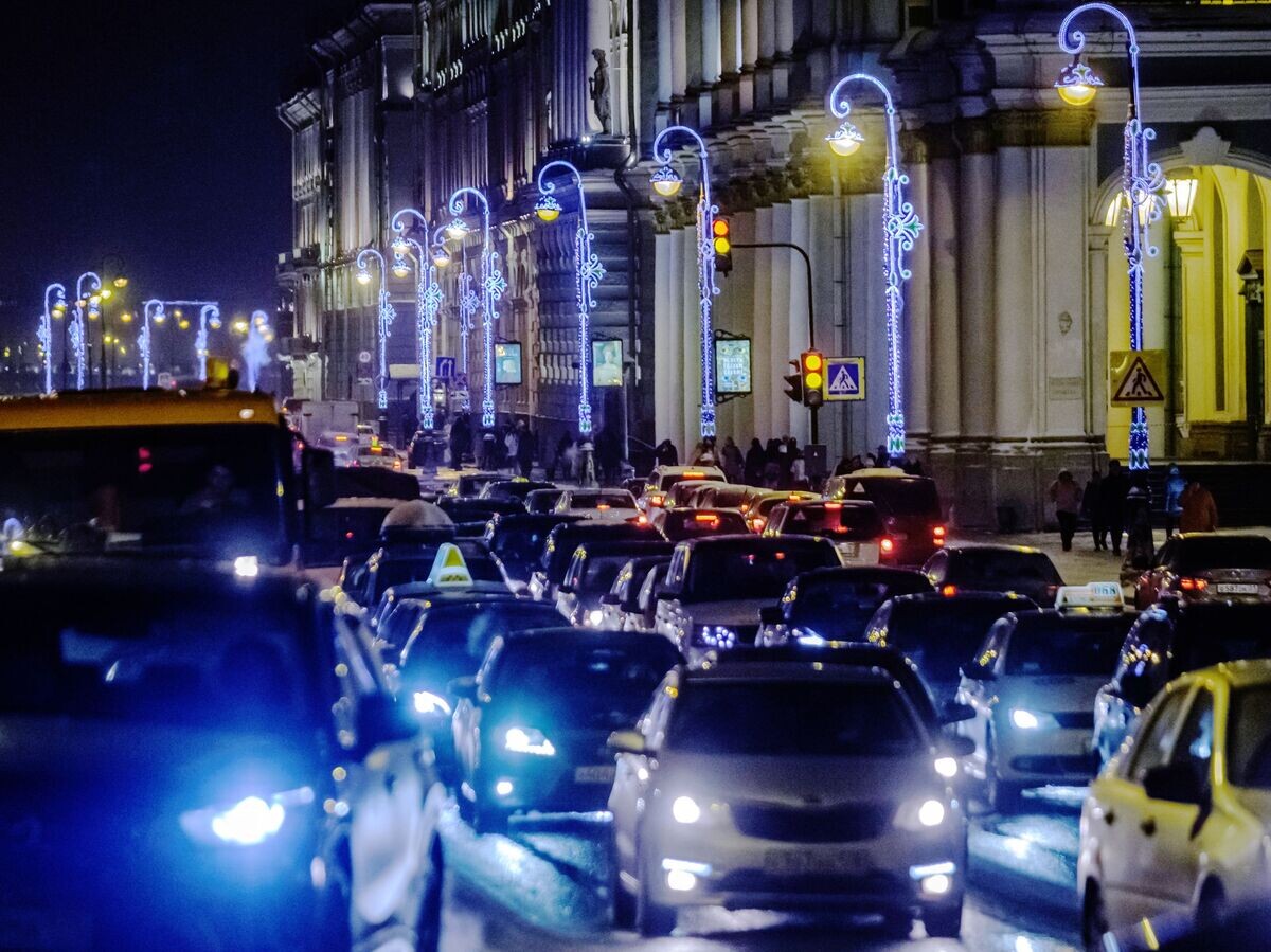    Машины стоят в пробке на Дворцовой набережной в Санкт-Петербурге. | © РИА Новости / Алексей Даничев