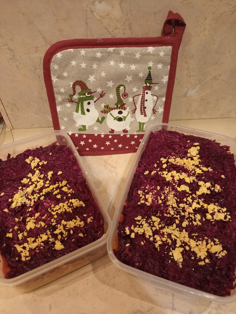 Для родителей и коллег мужа приготовила селёдку под шубой с яичными ёлками)) 