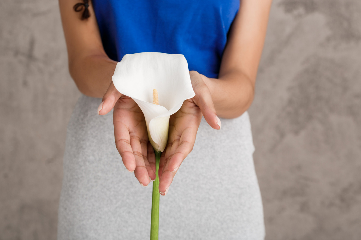 Сухость влагалища — это не изолированная «мелочь», а симптом, отражающий гормональные и системные изменения в организме, поэтому его важно рассматривать в контексте общего здоровья.