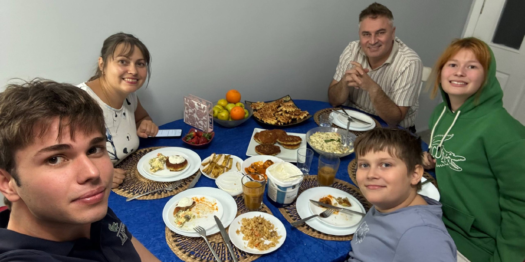 Сын прилетел на Новый год из Стамбула