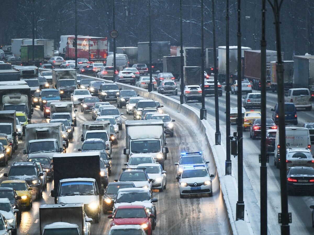    Автомобильное движение на Московской кольцевой автомобильной дороги (МКАД)© РИА Новости . Максим Блинов