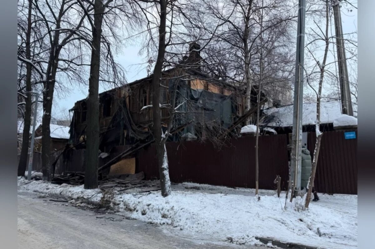    В центре Казани в ночь на 28 декабря сгорел ценный двухэтажный деревянный дом начала XX века на улице Хади Атласи.