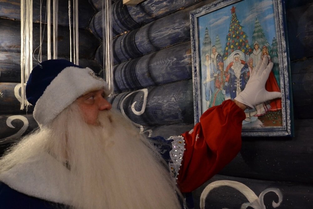    на стене в доме у сказочного Дедушки — фотография его волшебной семьи. Фото: «АиФ-Урал»/ Дарья Попович