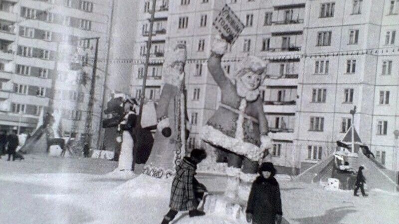    Снежный городок возле елки КрАМЗа, 1986 год   vk.com/krashistory