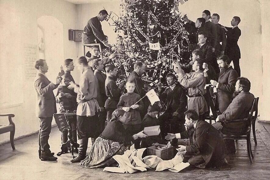    Новогоднюю елку украшают в Красноярской учительской семинарии, 1894 год   vk.com/museumkkkm