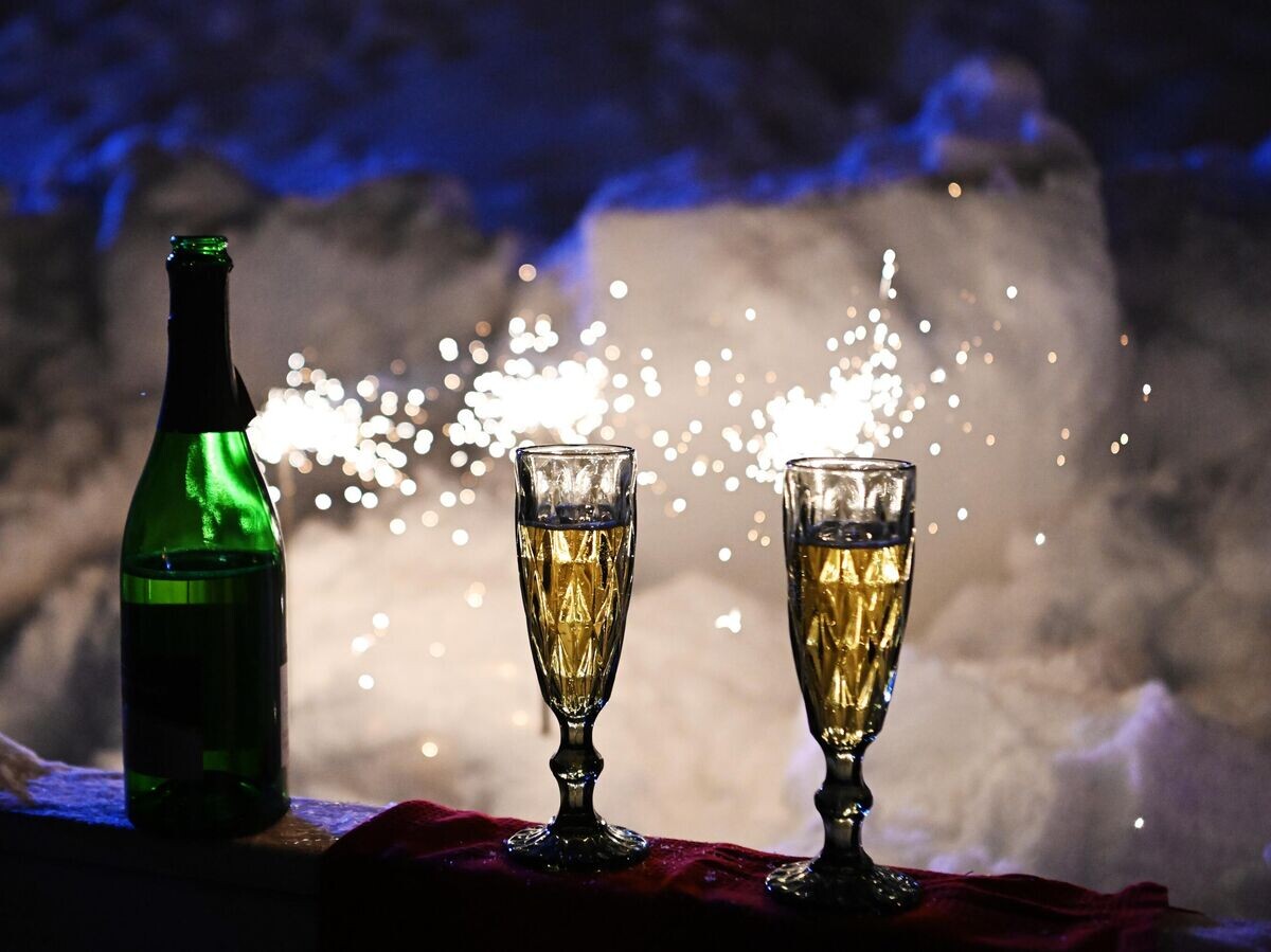    Бокалы и открытая бутылка в парке "Черное озеро" в Казани, где проходит празднование Нового года | © РИА Новости / Максим Богодвид