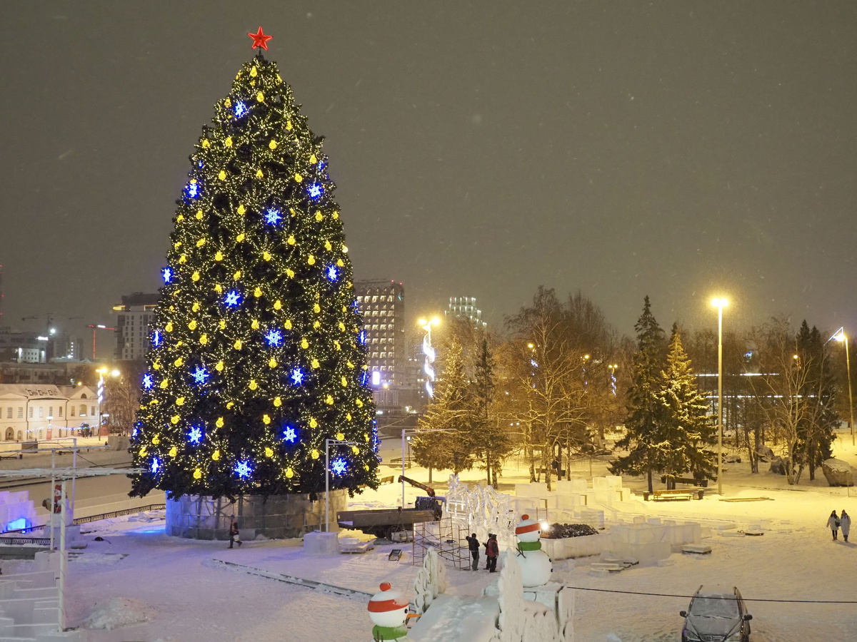 Главная городская елка расположилась в живописнейшем историческом центре Екатеринбурга.  Фото: ФедералПресс / Антон Федулов