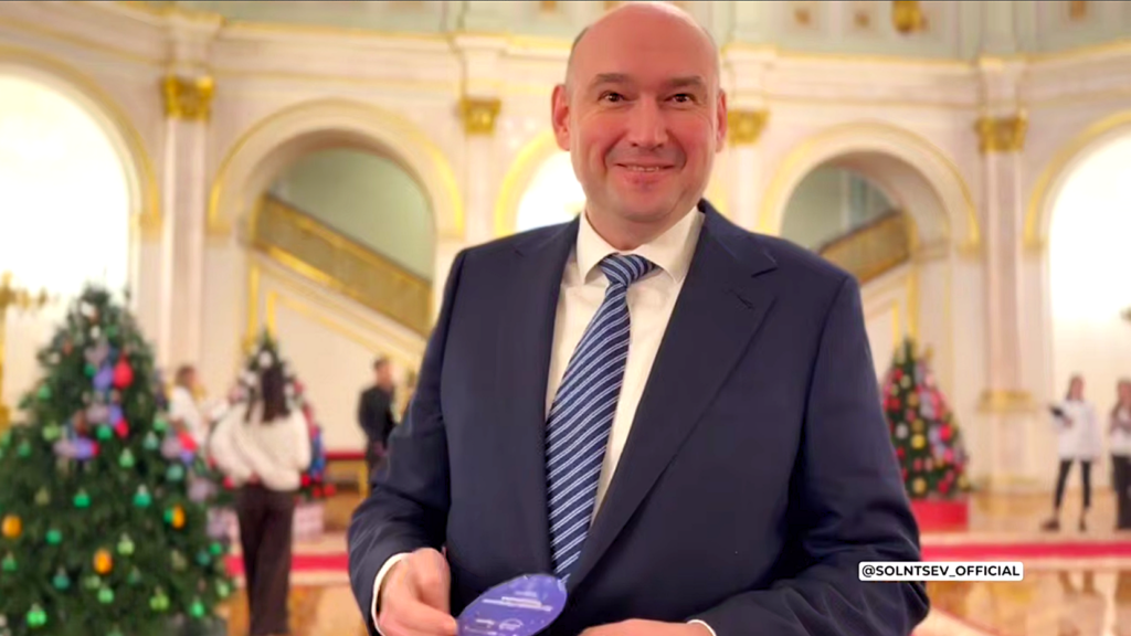    Евгений Солнцев поздравляет оренбуржцев с наступающим Новым годом. Фото: скриншот видео в тг-канале Евгения Солнцева.