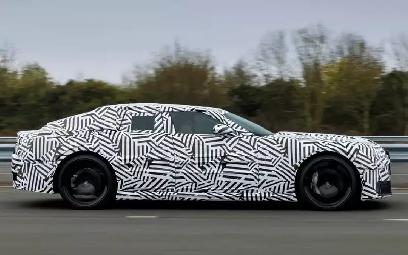    Суммарная отдача трех электродвигателей Jaguar GT составит около 1000 л.с., запас хода – 400 км, а частичная быстрая зарядка будет занимать 15 минут