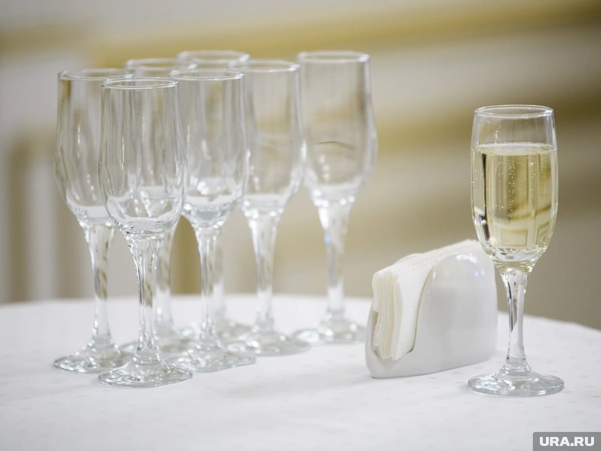     Милонов заявил, что угощать шампанским детей - это «абсолютно мерзкая традиция»