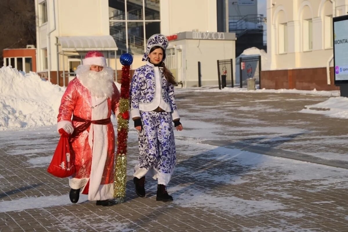    «Полицейский Дед Мороз» подарил праздник детям на вокзале Хабаровска