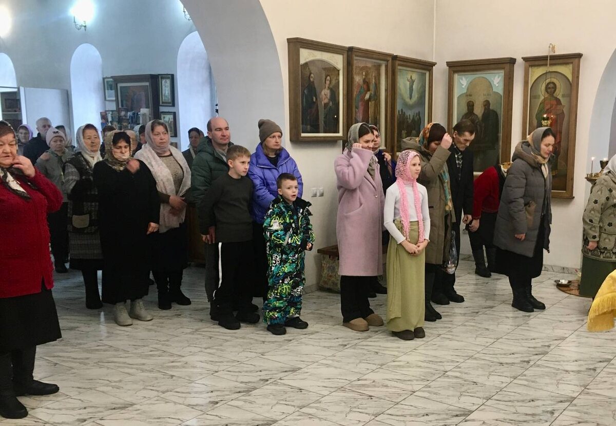 Богослужение в храме Святителя Николая Чудотворца в Шемышейке в день памяти святого 