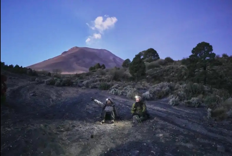 Марко Кало (слева), геофизик из Национального автономного университета Мексики (UNAM), отдыхает на склонах вулкана Попокатепетль в Мексике, пятница, 5 декабря 2025 года. Фото: AP Photo/Eduardo Verdugo.