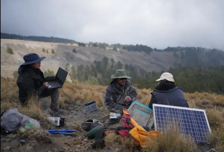 Карина Родригес (слева), магистрантка, и Марко Кало (в центре), геофизик из Национального автономного университета Мексики (UNAM), собирают информацию со станции мониторинга на склонах вулкана Попокатепетль в Мексике, пятница, 5 декабря 2025 года. Фото: AP Photo/Eduardo Verdugo.