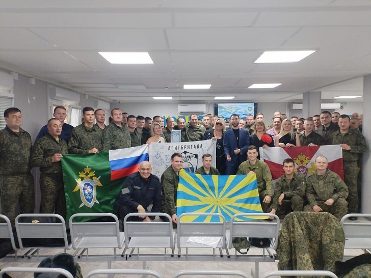    "Звёздный десант" дал концерт перед боевыми лётчиками. Фото: тг-канал "Звёздный десант"//t.me/desantzv/5295