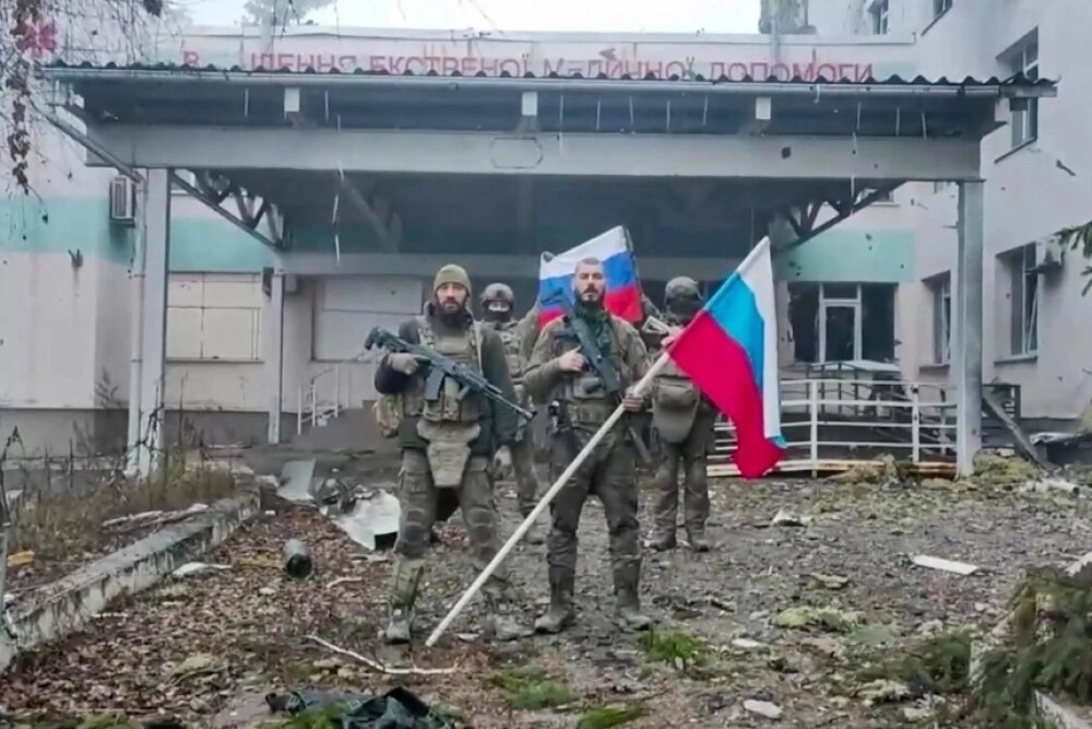    Военнослужащие подразделений группировки войск «Запад» развернули российский триколор в Купянске, территория которого перешла под полный контроль российских военных. Фото: РИА Новости/ Министерство обороны РФ