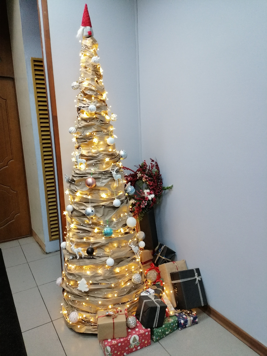 Прикольная ёлка-конус в шапочке