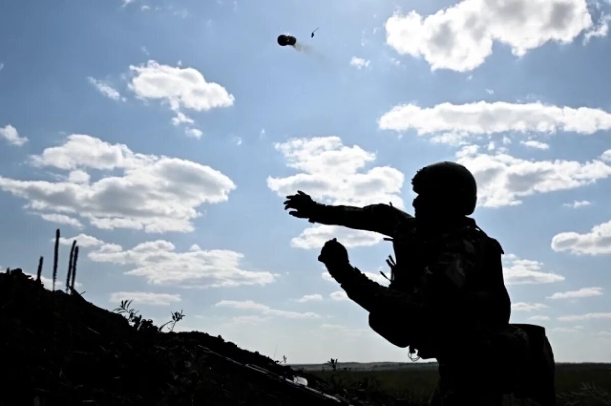    Герасимов: войска ВС РФ уверенно продвигаются вглубь обороны ВСУ