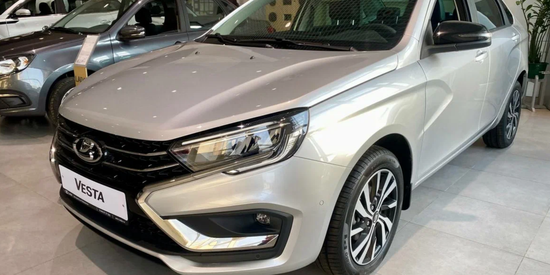 Заехал к дилеру Лада. За сколько продают Весту седан? Какие скидки есть? Навязывают ли допы?