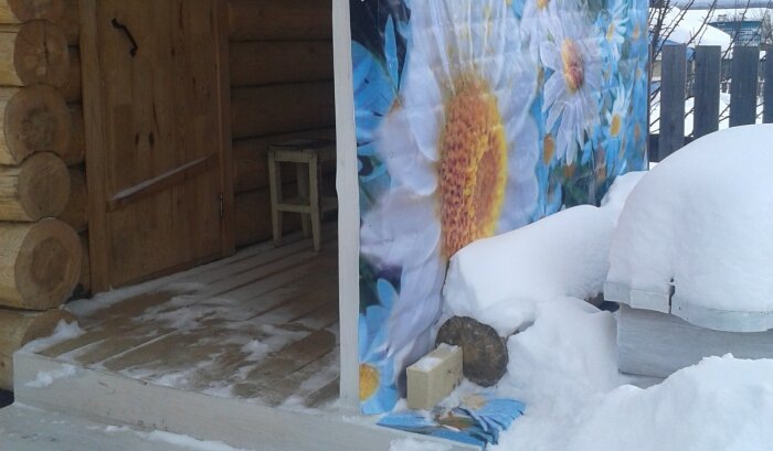 Губернатору наверняка не придётся откапывать баню из снега и топить её целый день. Хотя частично из этого и складывается радость праздничного банного похода / Фото: Vostok.Today