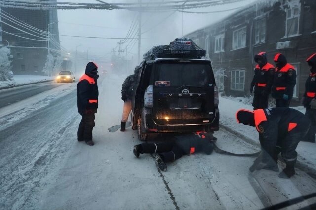    Чтобы оттащить машину от места прорыва теплотрассы, потребовалась помощь спасателей. Фото: Служба Спасения Якутии