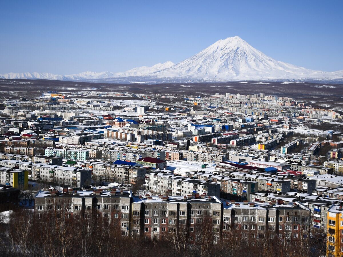    Вид на Петропавловск-Камчатский и Кореякский вулкан | © РИА Новости / Алексей Филиппов
