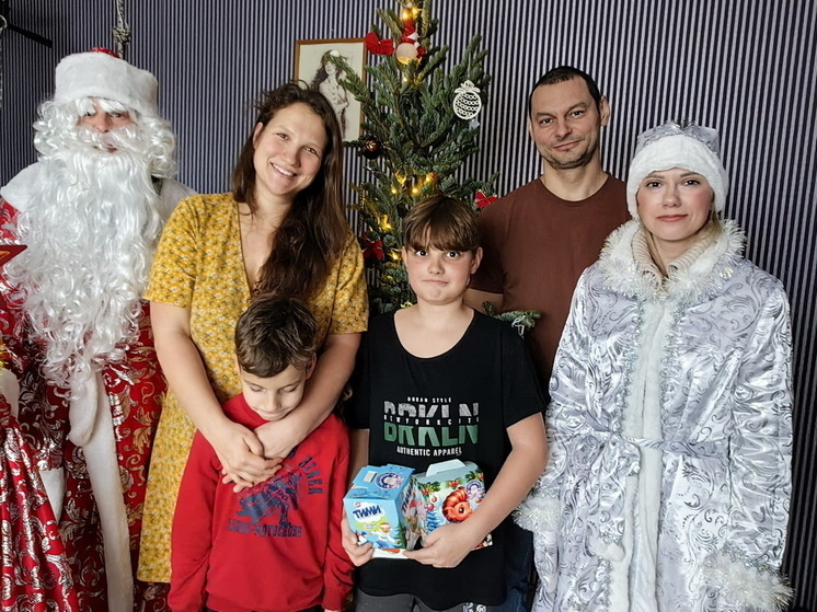     Телефоны, коляска и мотоцикл: какие мечты исполнили Дед Мороз и Снегурочка от МЧС. фото: Пресс-служба ГУ МЧС России по Хабаровскому краю