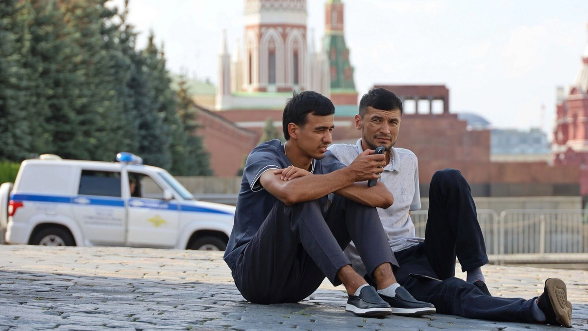 Миграция 2025: законы стали жестче, но нарушителей продолжают жалеть. Фото: Олег Елков. ТАСС