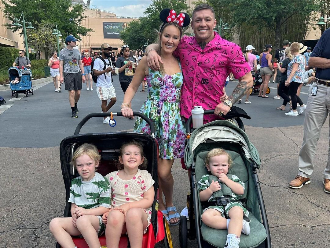 Конор с семьёй.