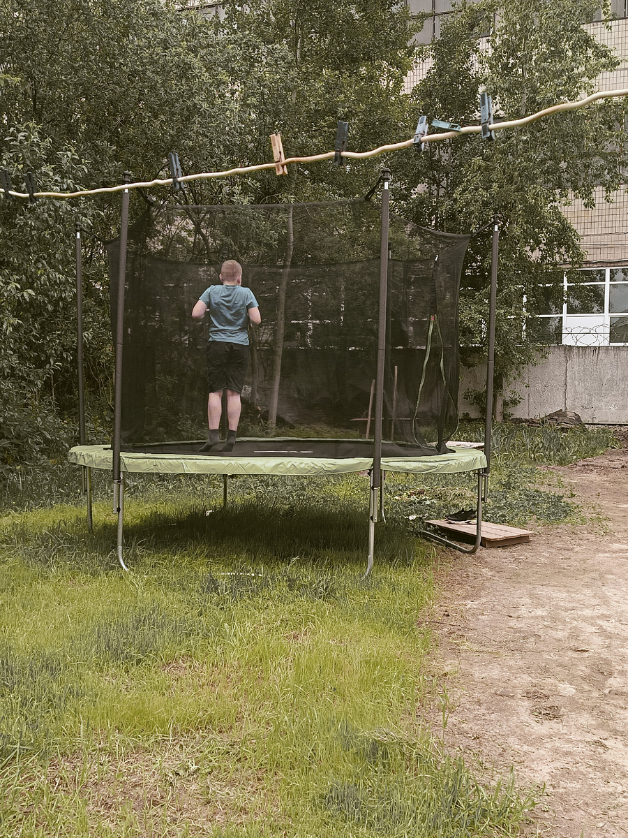 На даче брата, у мамы на даче батут не уместился 🤣🤣🤣