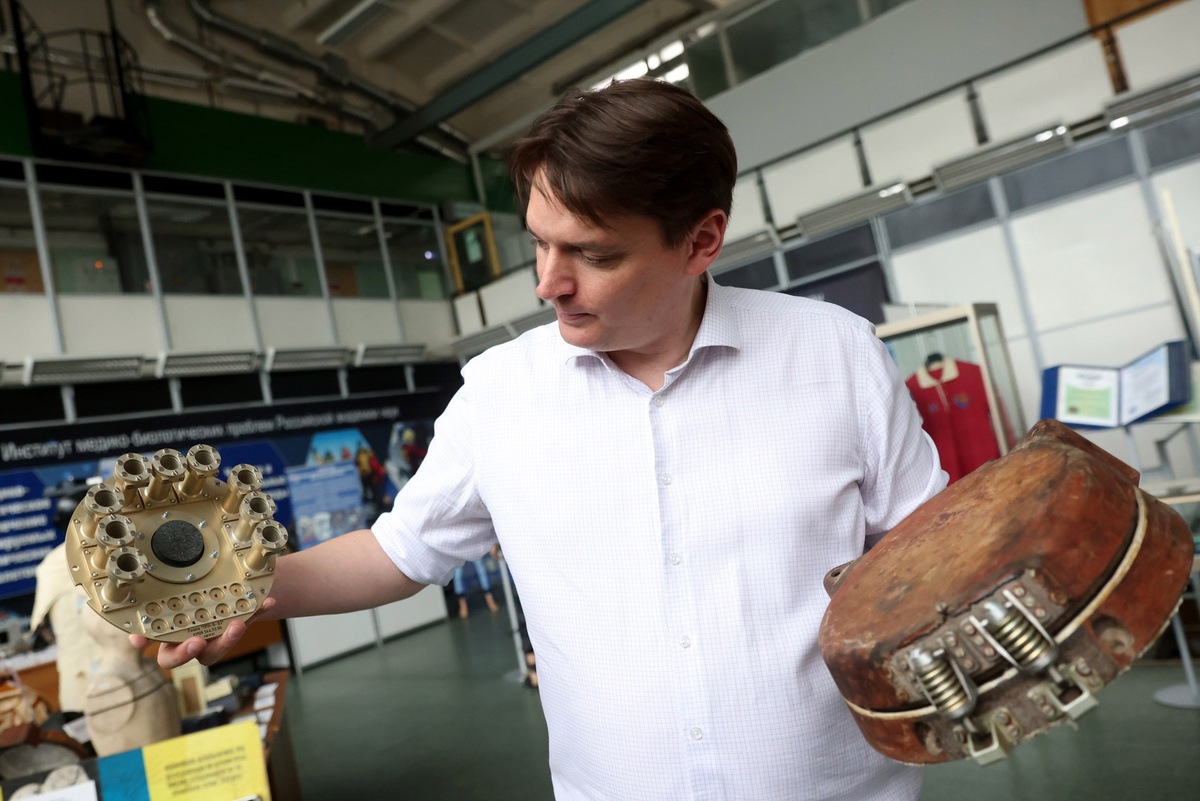    Начальник лаборатории ИМБП РАН Владислав Седлецкий показывает контейнер, в котором семена помидоров будут находиться снаружи биоспутника./Сергей Куксин/РГ