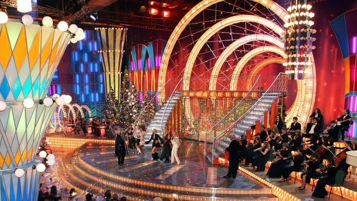 Начало 2000-х невозможно представить без фееричных новогодних огоньков по телевизору. Погружаем вас в воронку ностальгии 2026. Обложка © ТАСС / Алексей Никольский