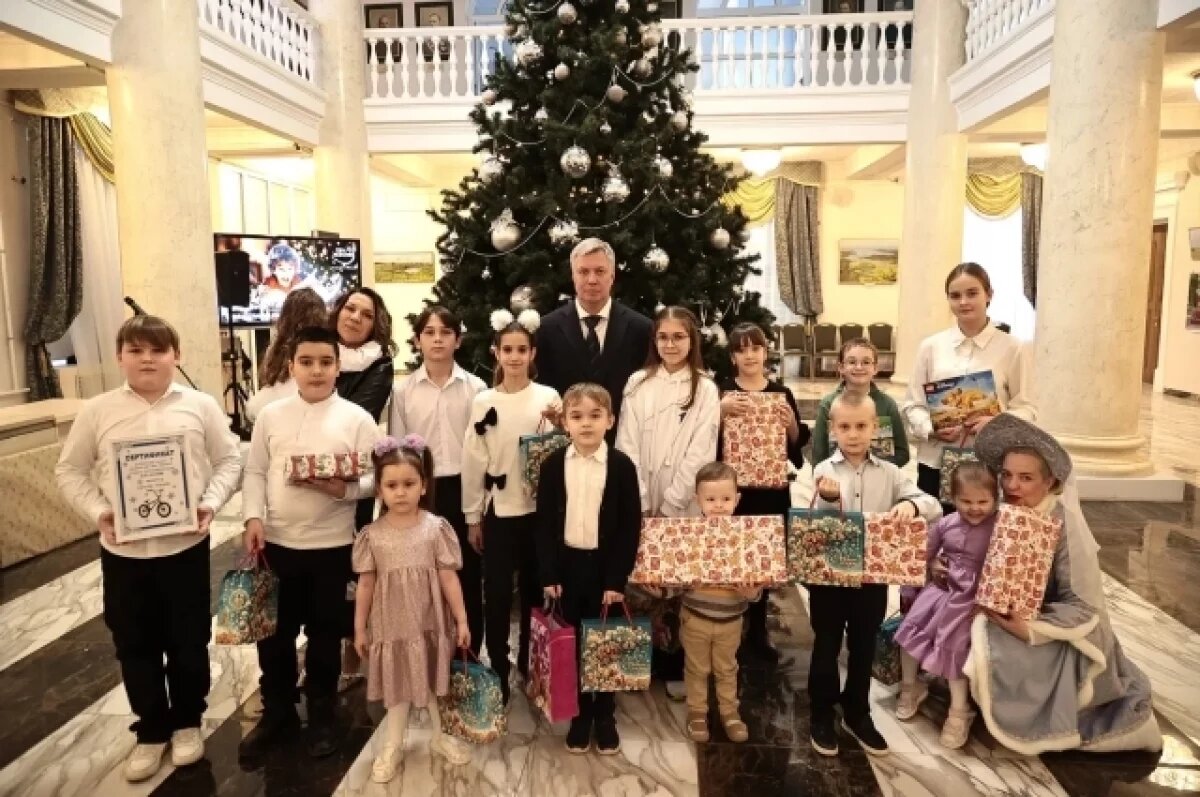    Губернатор вручил подарки 15 детям — участникам акции «Ёлка желаний»