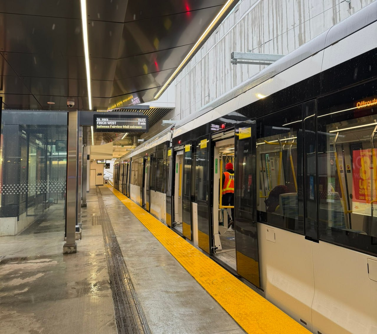 Входные двери четырехсекционного двунаправленного трамвая Citadis Spirit производства Alstom для Торонто. Источник: unaaronic/X