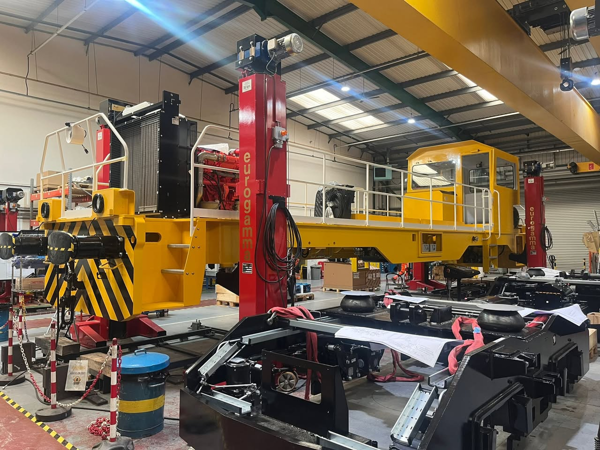 Сборка маневрового тепловоза на производстве Clayton Equipment. Источник: Clayton Equipment