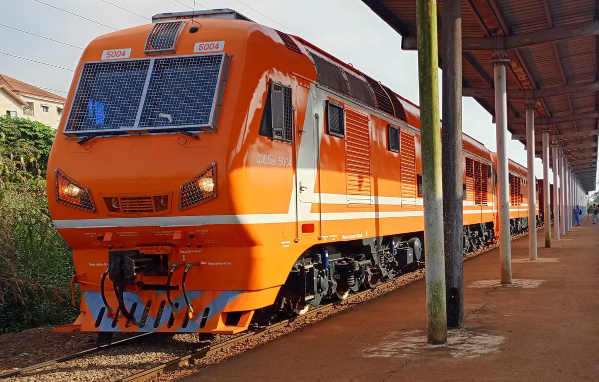 Локомотив модели DF8B (CDD5B1) производства CRRC для работы в Гвинее. Источник: Guinee360