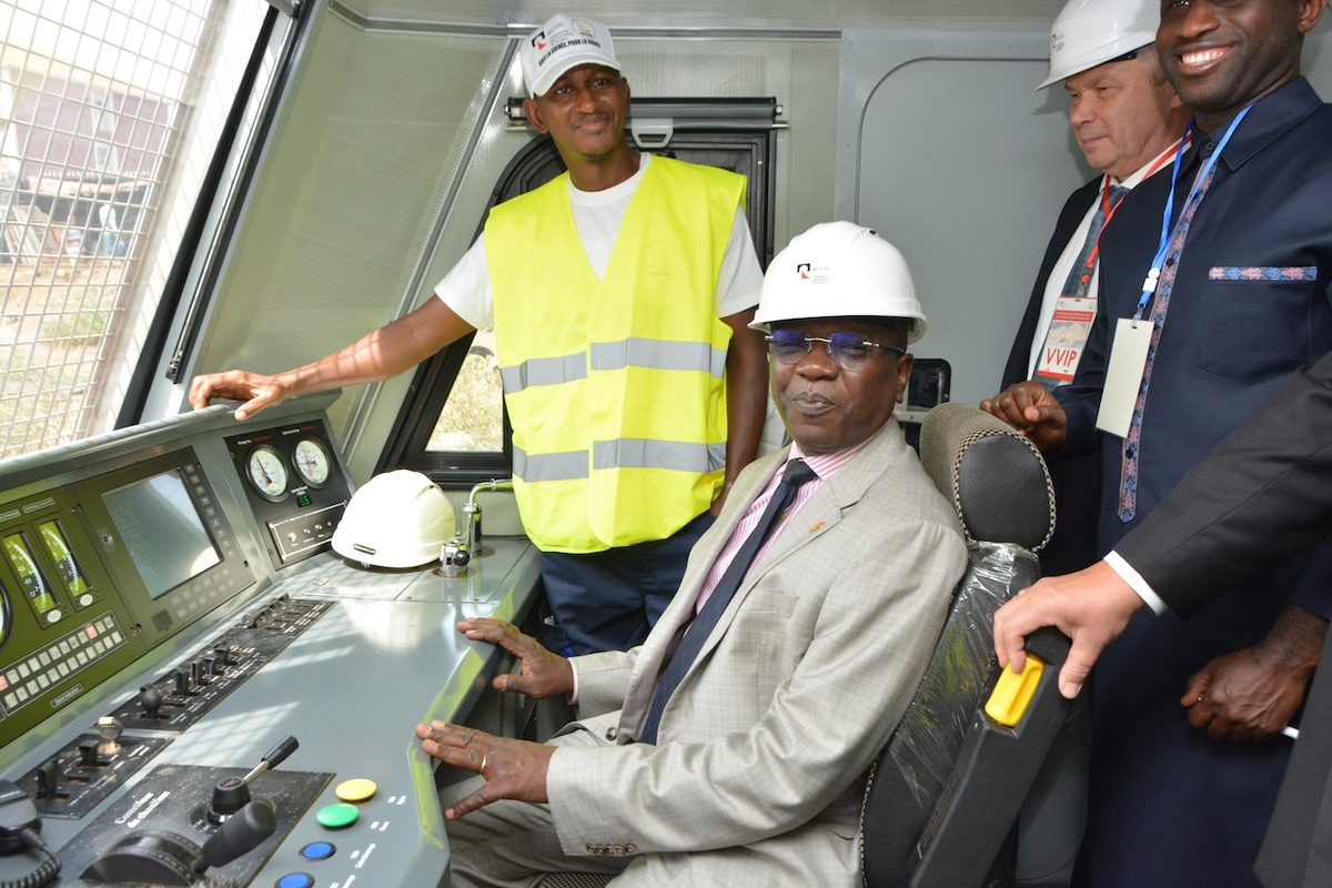  На приемке партии локомотивов модели DF8B (CDD5B1) на площадке Compagnie des Bauxites de Kindia. Источник: guineematin