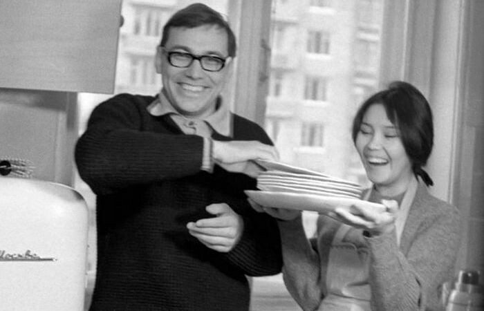 Был женат пять раз.