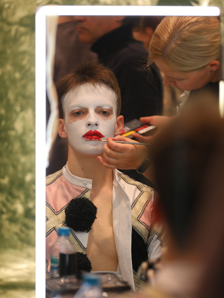 Перед выходом на сцену. Андрей Шиндяев готовится предстать в образе
Паяца