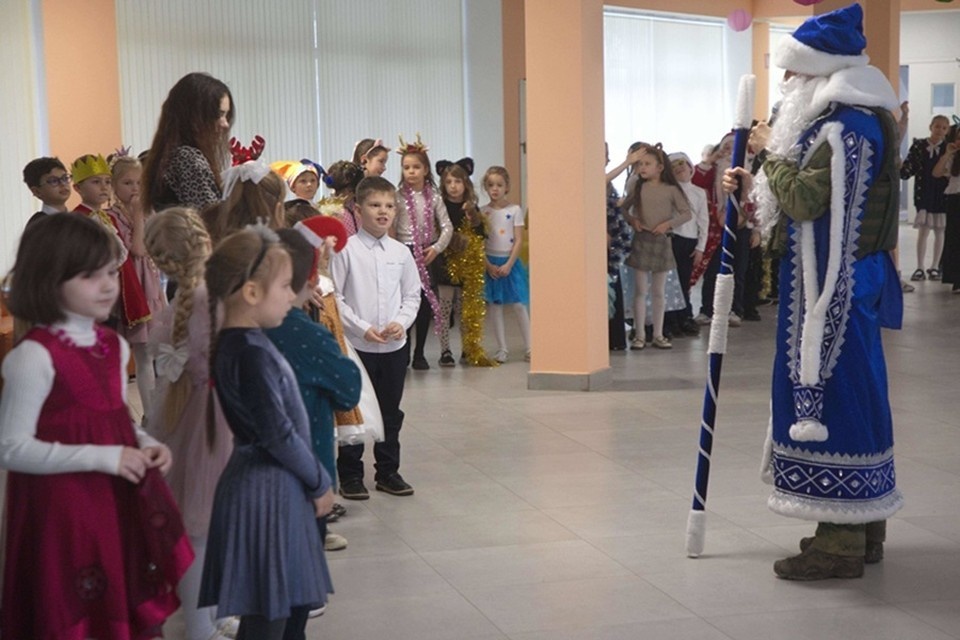    Росгвардейцы поздравили с Новым годом детей в Мариуполе. Фото: Росгвардия