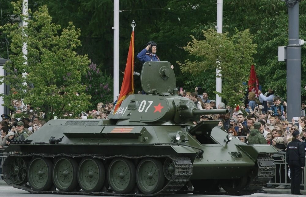    Экипажем боевой машины командовал 100-летний танкист, ветеран Великой Отечественной войны Николай Борисов. Фото: Из личного архивa/ Воронежская областная дума