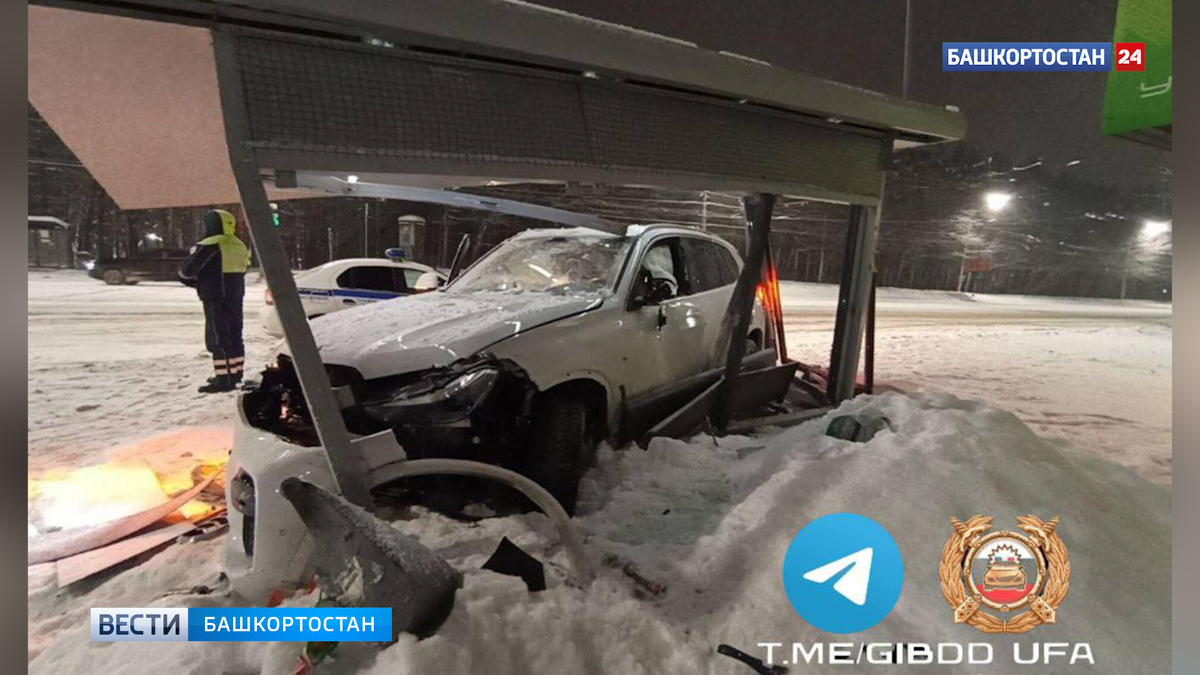    В Уфе иномарка снесла остановку общественного транспорта